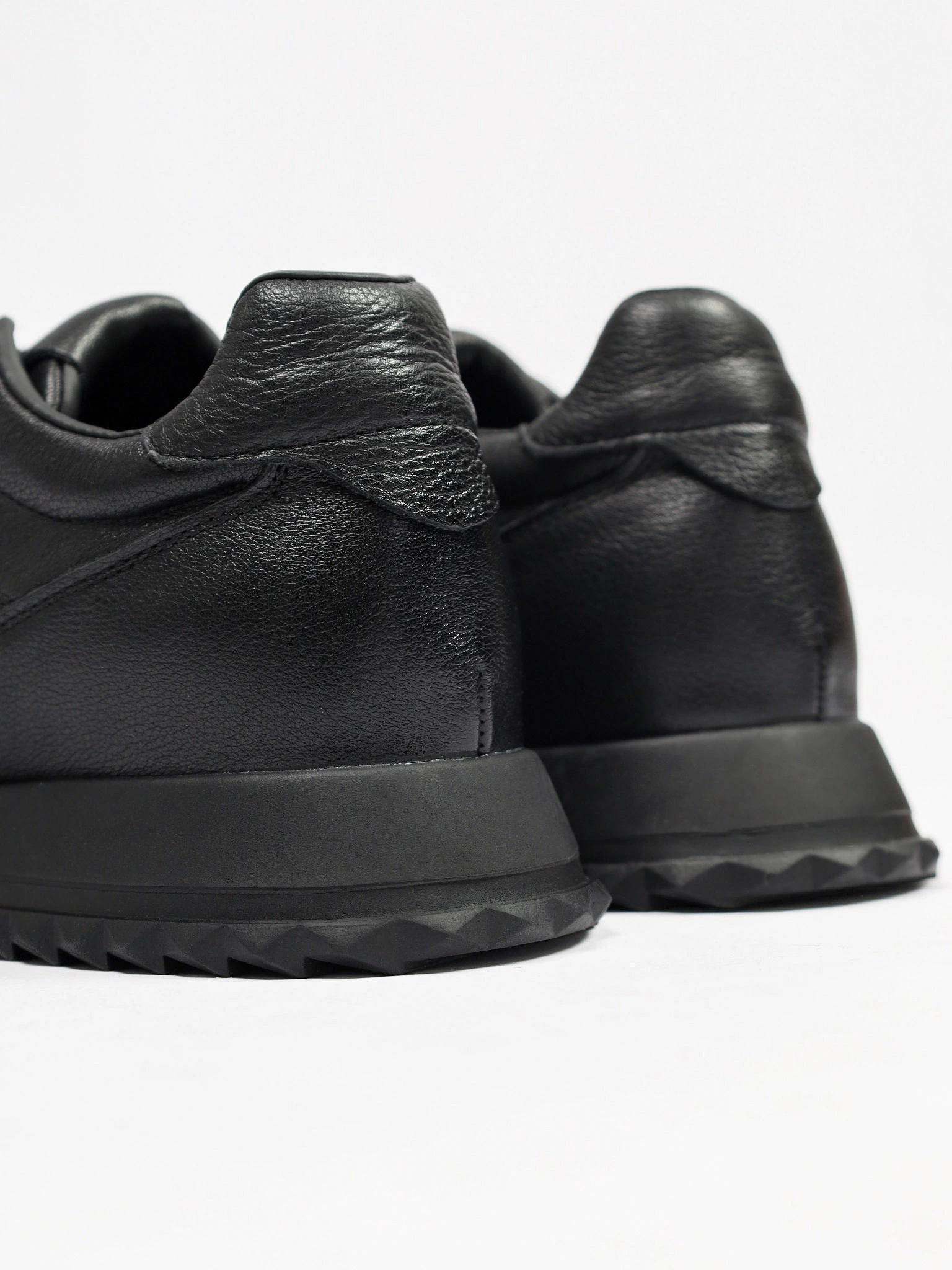 Кроссовки черного цвета на низкой рельефной подошве